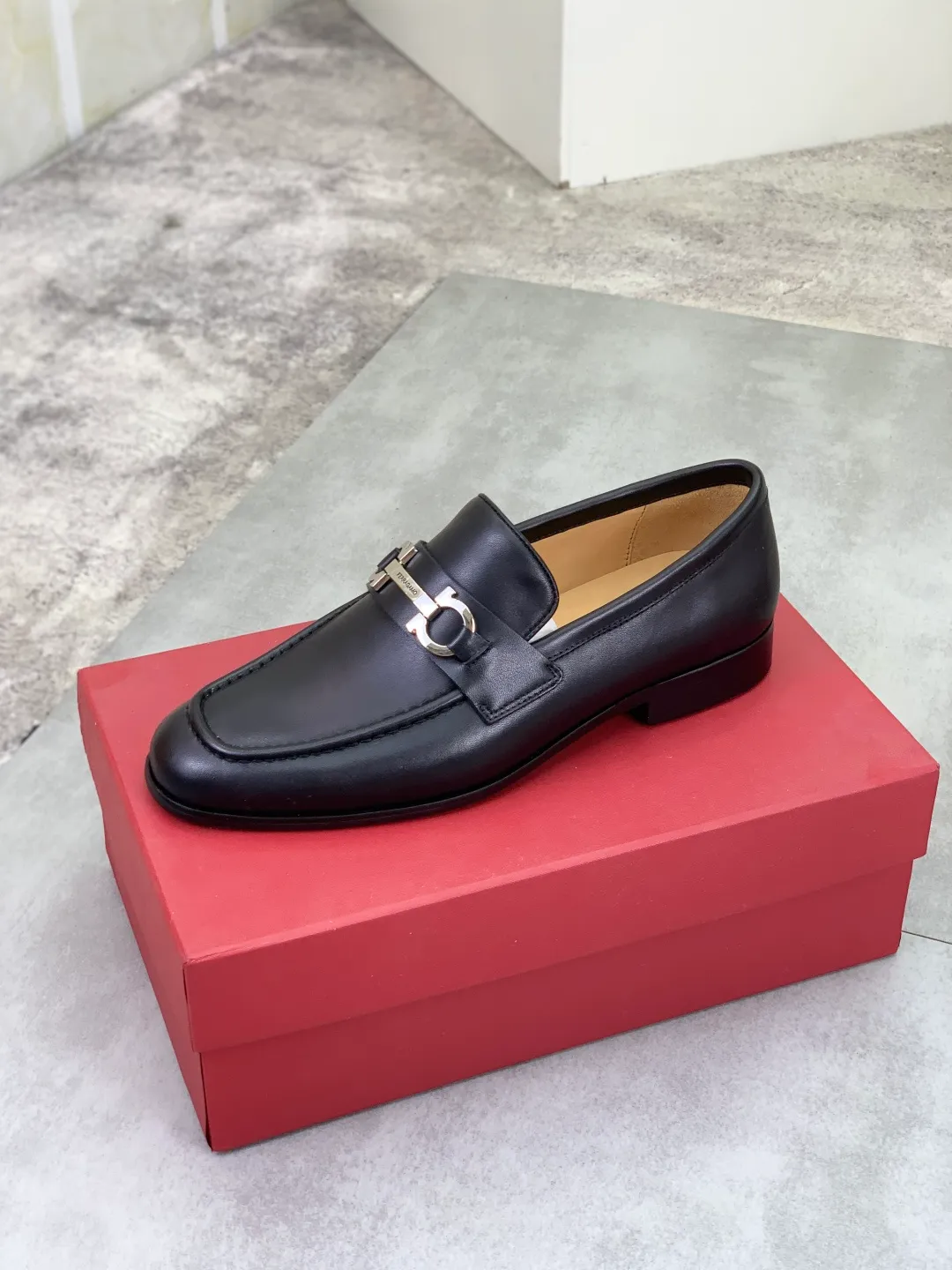 Men's Men's Shoes 💰P560💰[New Style] Water-dyed Niuli 🆘[Salvatore Ferragamo] Ferragamo's latest casual business leather shoes for men! Listed simultaneously! The fabric is made of specially imported original calfskin, the lining is made of imported water-dyed cowhide, and the original combination outsole is absolutely luxurious and leads the fashion trend. Matching code: 39-44 (45 46 customized) 2️⃣ colors available